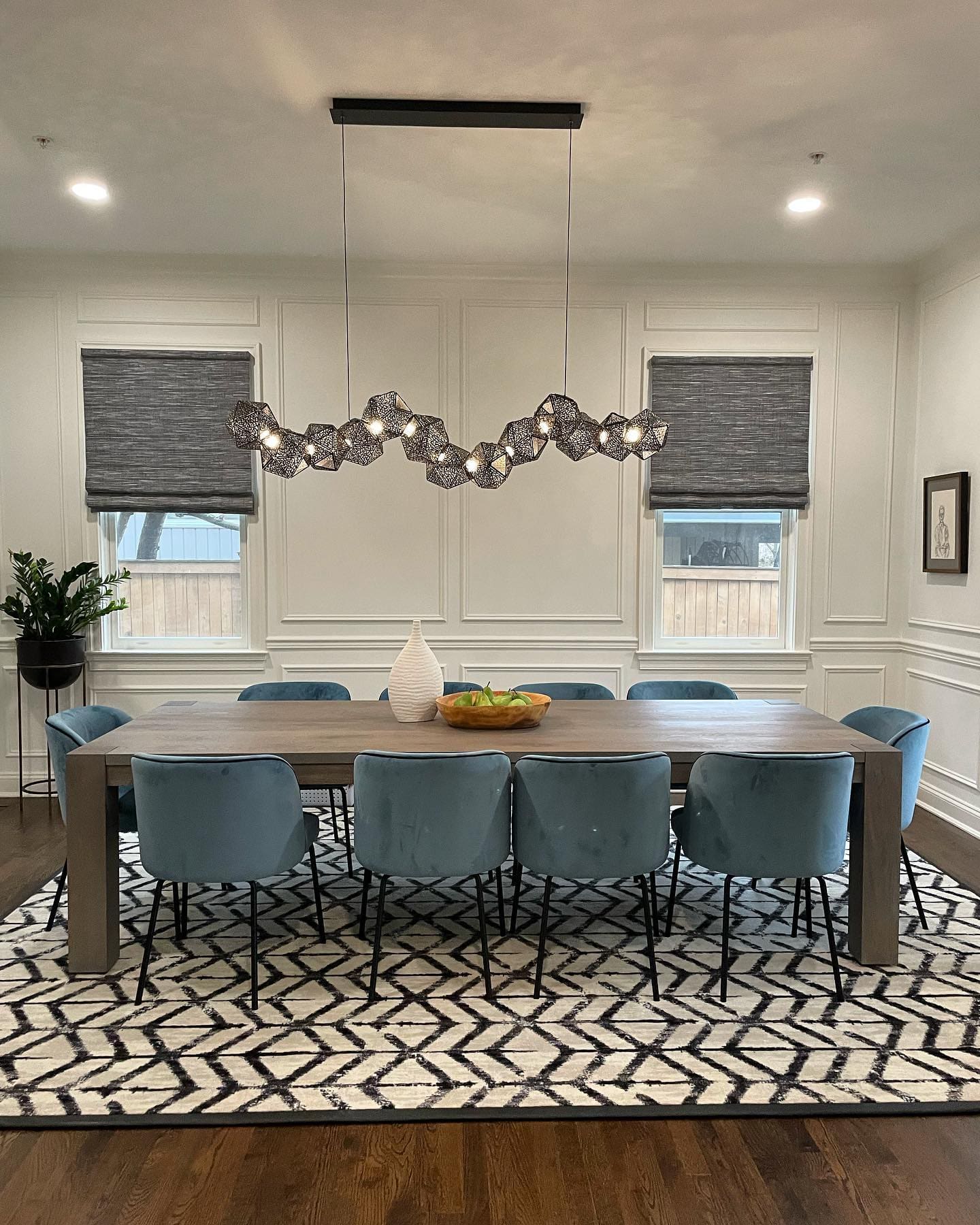Spaces to gather π₯β¨
.
#ruglove #fabricatedrugs #handbound #modern #diningroom #nylon #geometricpattern #broadloom #carpet #coeflow