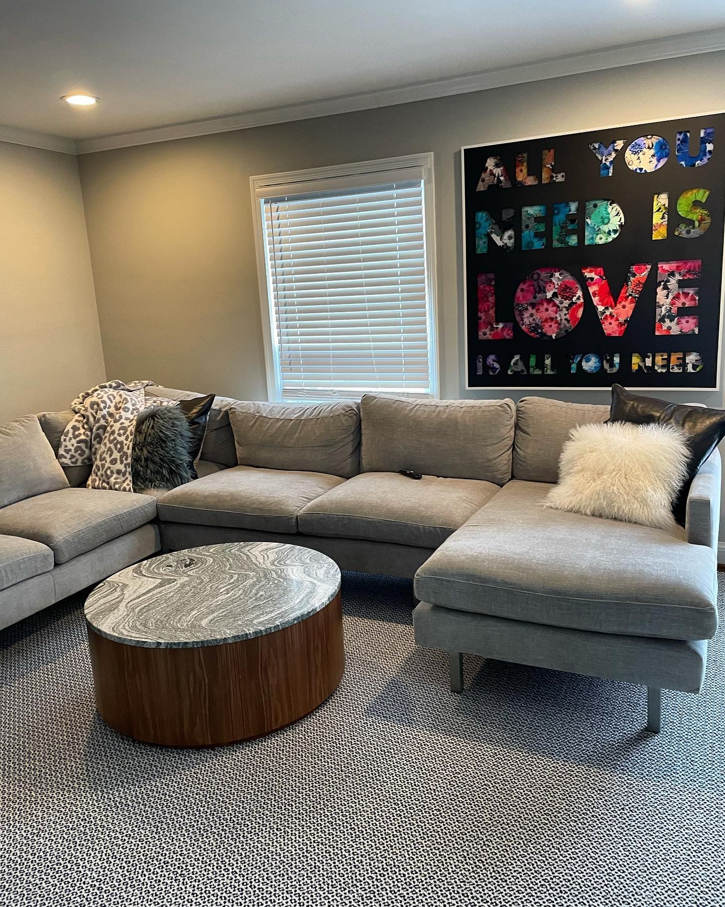 Love come in many forms
#ruglove
.
#simpleandclean #broadloom #cutandbound #spotted #blackandwhite #softandcozy #carpet #carpetinstallation