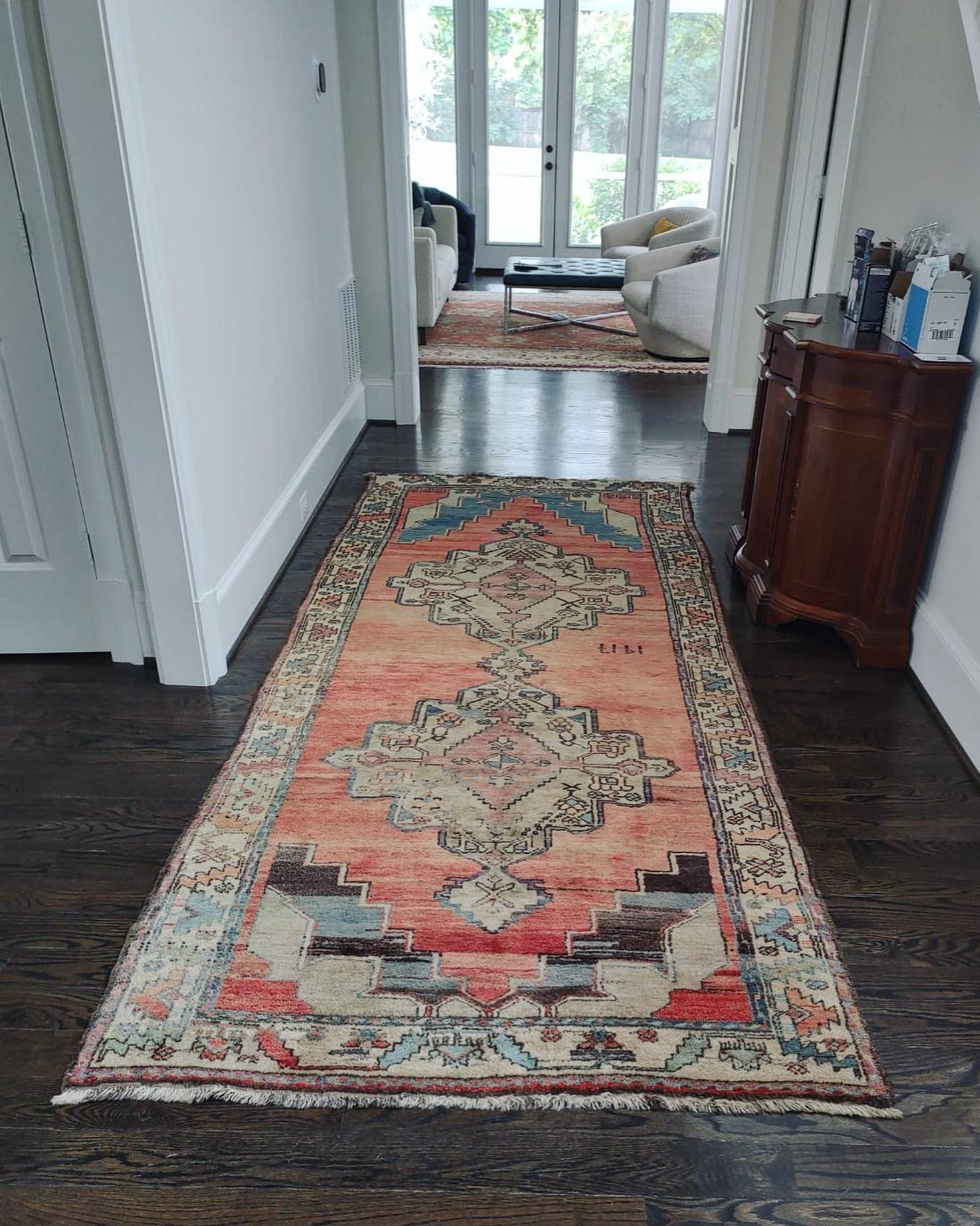 A vintage rug adds a dose of warmth to any space π₯β¨β¨
#rugs #ruglove #vintagerug #floordecor #interior #interiors #rug #woolrug #coeflow