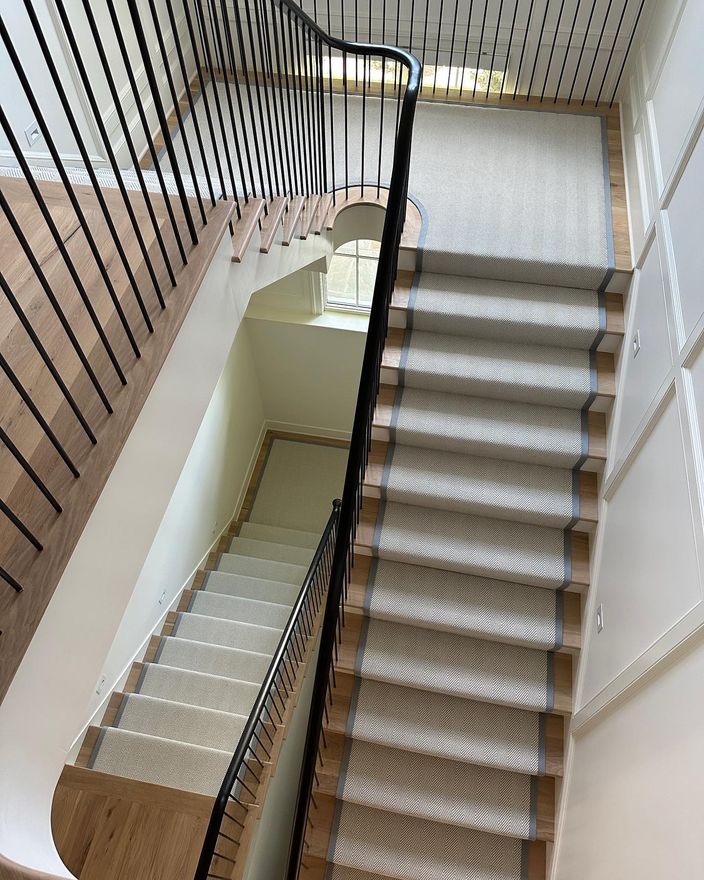 Crisp & Clean π€
#neutrals #creamandgrey #herringbone #broadloom #carpetdesign #stairdesign #staircases #stairrunner #crispandclean #coeflow