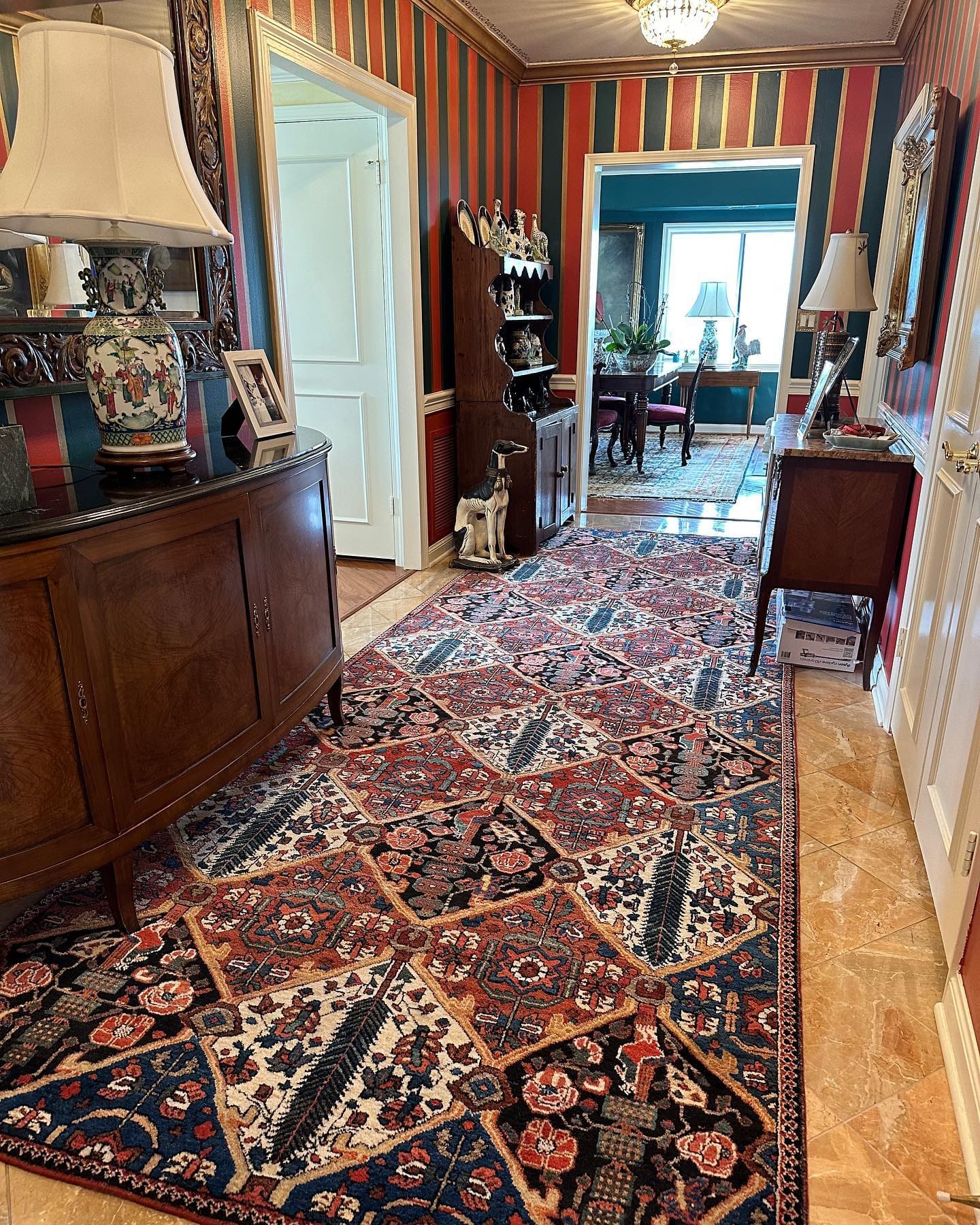 Elegance is learned πΆβ¨
#classic #ruglove #foyer #floordecor #interiors #eclectic #coeflow #bakhtiari