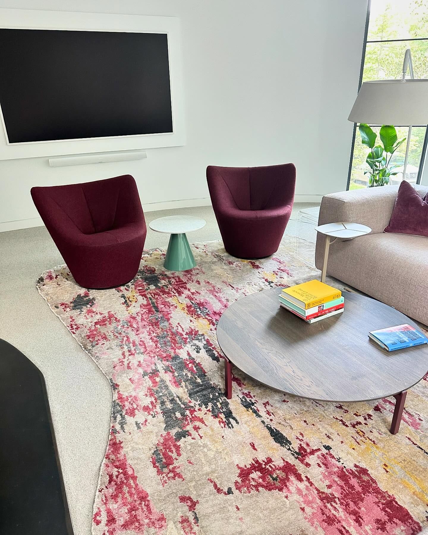 Curves ahead ✨✨✨
Obsessed with this custom serged dream of a rug ✨
#ruglove #floordecor #bespoke #handmade #coeflow #interiors #design #color