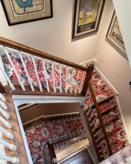 From loom to landing ✨✨✨
#magicmade #stairrunner #install #floordecor #ruglove #interiors #handknotted #rug #design #decor #flightoffancy