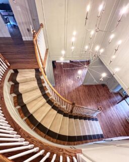 When she’s got curves 🤎✨
.
#curvedstairs #stairrunner #broadloom #carpet #woolcarpet #customdesign #customcarpet #browntones #coeflow