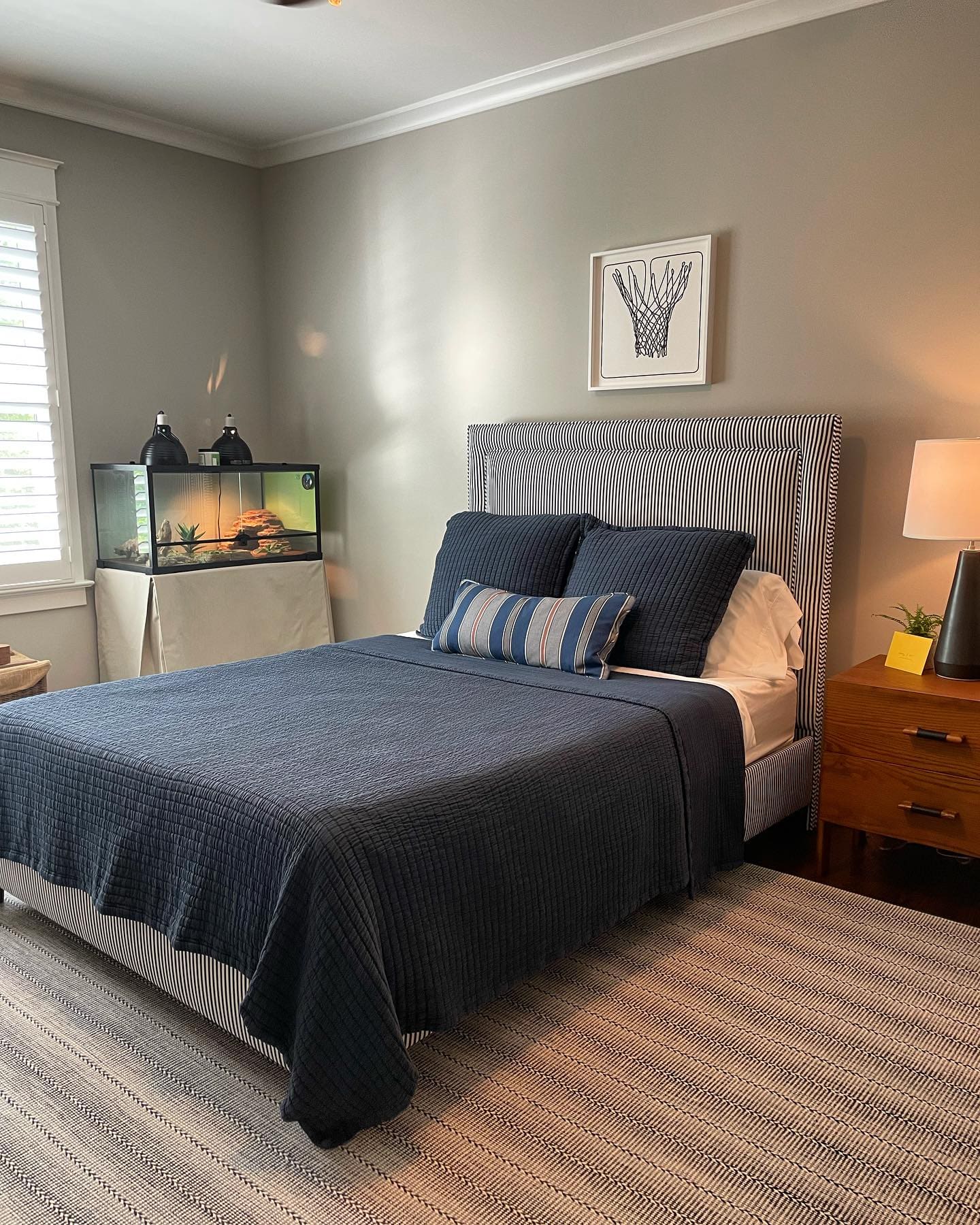 Oh Boy 💙🤍
.
#littleboysroom #blueandwhitedecor #stripes #woolcarpet #broadloom #designinspiration #coeflow