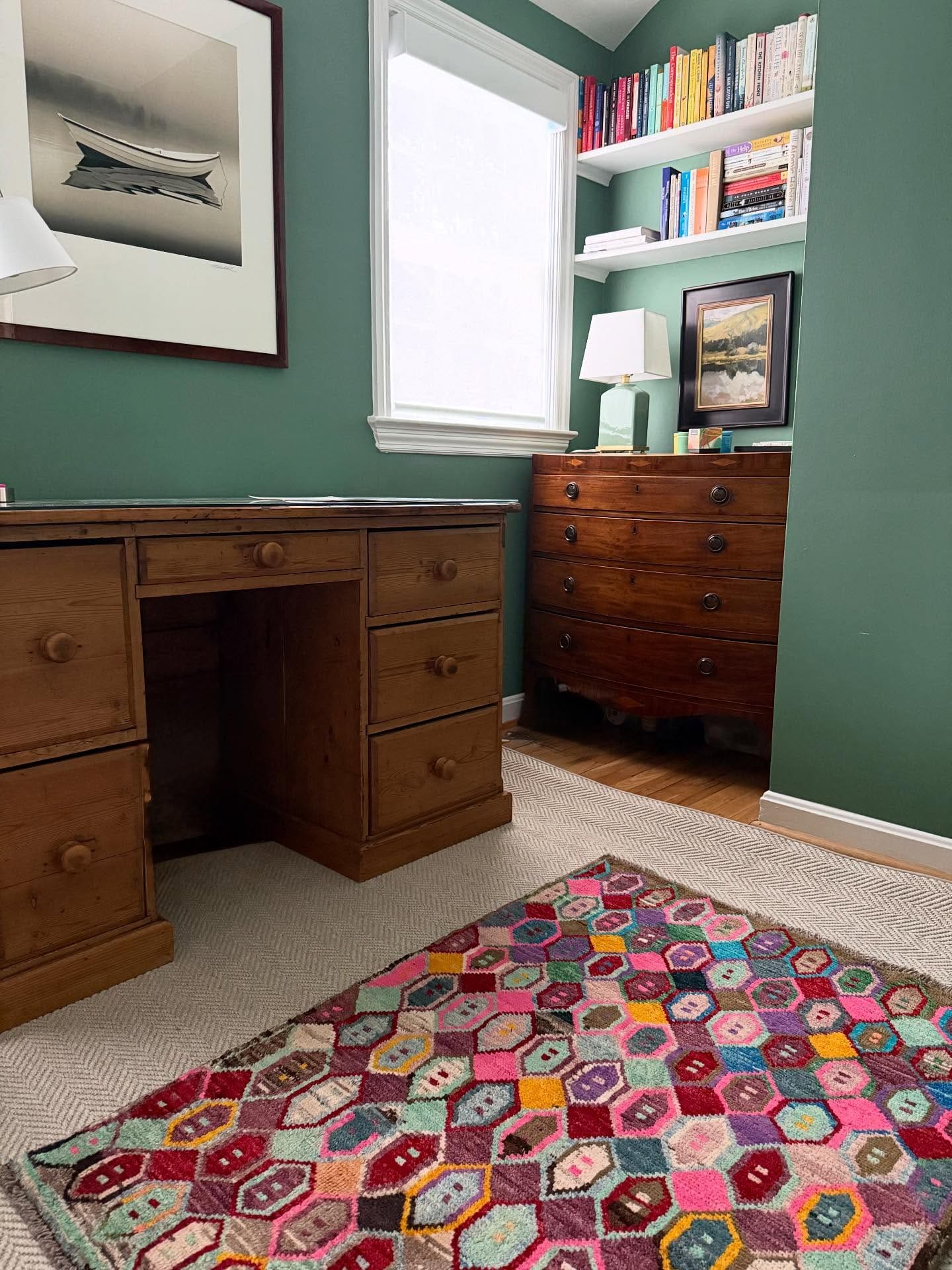 A colorful office increases productivity!!!✨🌈 
.
#colorfulspaces #multicolour #brightandbeautiful #brightandhappy #loveyourspace #floorlayersofinstagram #ruglayering #ruglove #ruglife #handknottedrugs #woolrugs #cutelittlespace #coeflow