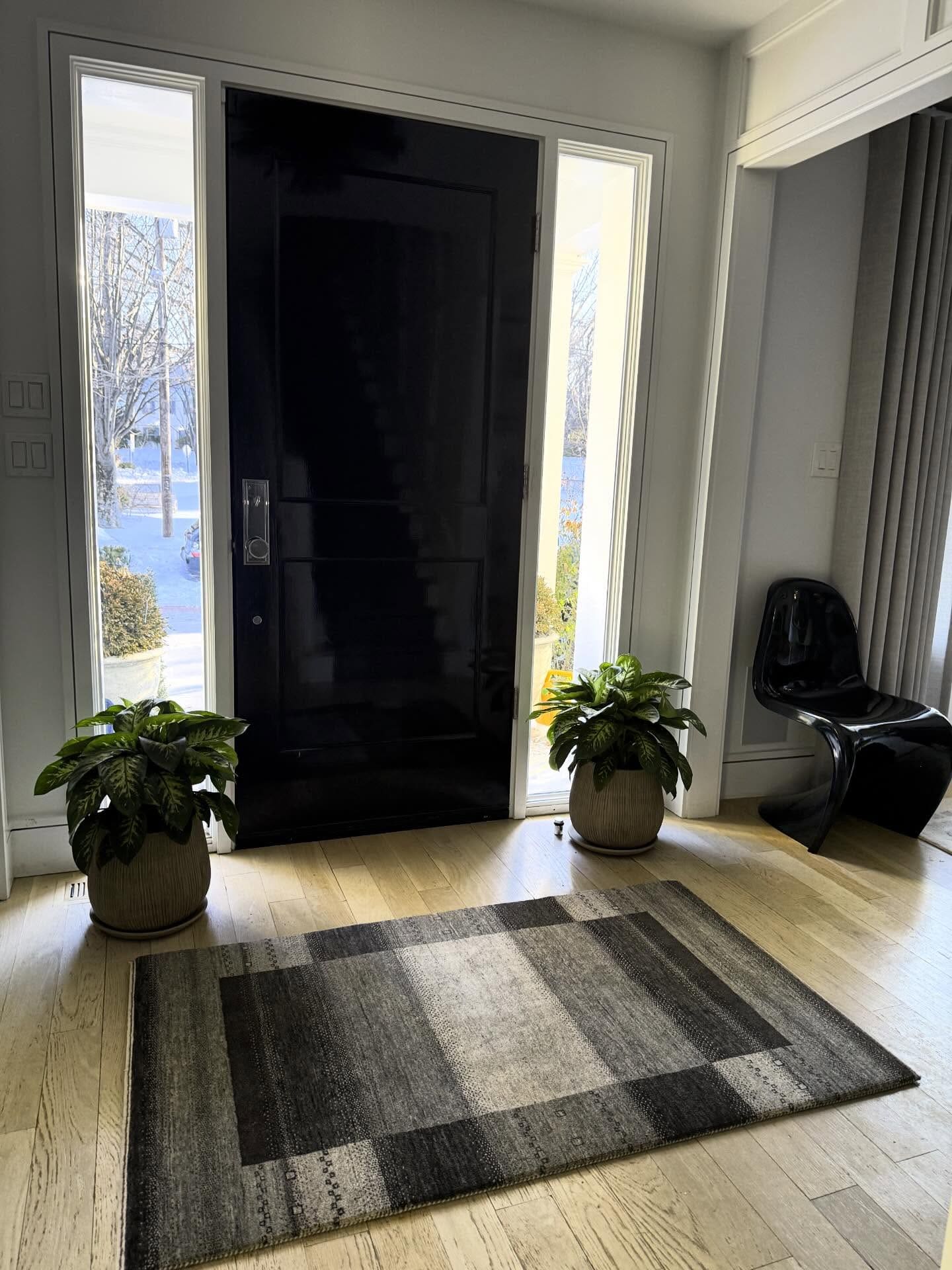 Entrez, s’il vous plaît 🖤
.
#comeinplease #entry #entryway #handknottedrugs #gabbeh #blacktone #wool #woolrug #floordesign #floordecor #makeanentrance #coeflow