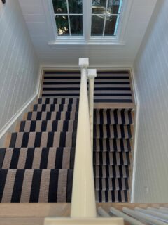 Walk the line✨

#linear #craftsmanship #wool #woolcarpet #broadloom #stripesonstripes #stairdesign #stairrunner #stairinstallation #coeflow